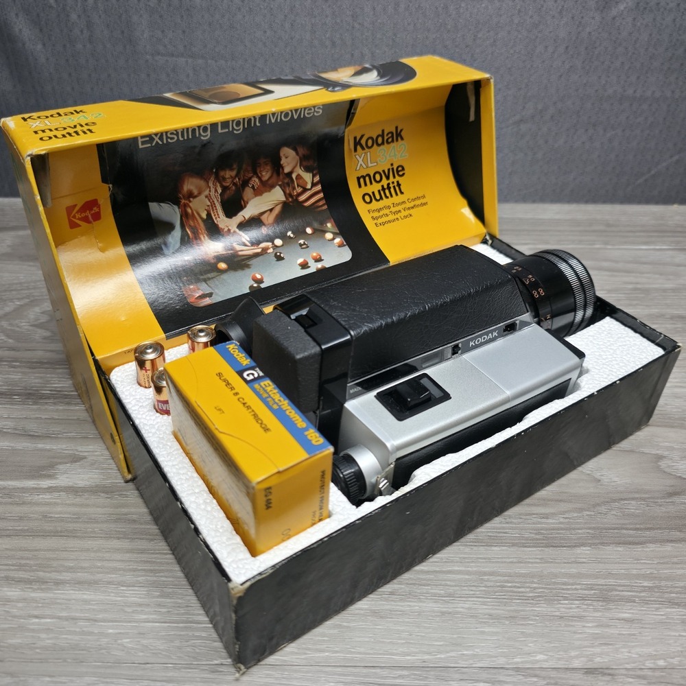 VINTAGE Kodak XL342 Movie Camera CAT 110 1856 UNTESTED Beautiful Collection Add